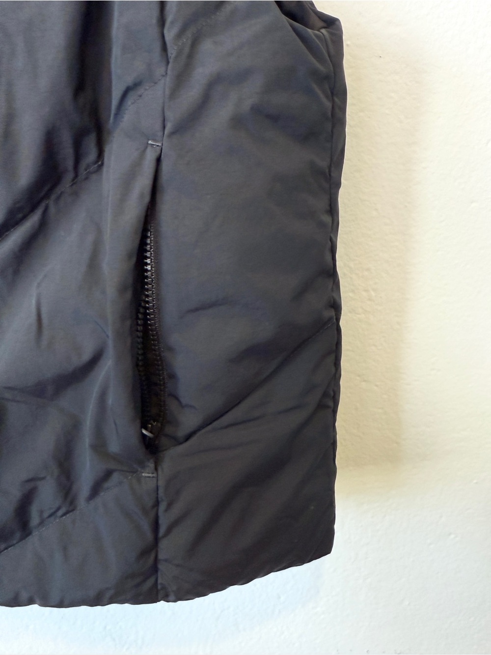 Uniqlo Pufftech Black Puffer Vest Women's Medium Cropped Quilted Zip - Picture 4 of 9